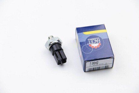 Датчик тиску оливи Nissan Suny/Almera 2.0D 00- (7.0042) FACET 70042