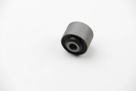 Втулка балки AUDI 80, 90, COUPE 78-00 зад. міст низ LEMFORDER 10063 01