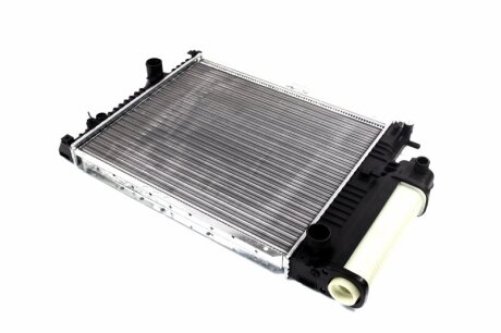 Радіатор охолоджування BMW 5 E39 (95-) 528 I|BMW 5 E39 (95-) 520 I|BMW 5 E39 (95-) 523 I -ua NISSENS 60607