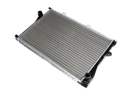 Радіатор охолоджування BMW 7 E38 (94-) 740 I|BMW 7 E38 (94-) 735 IL|BMW 7 E38 (94-) 735 I|BMW 7 E38 (94- -ua NISSENS 60648