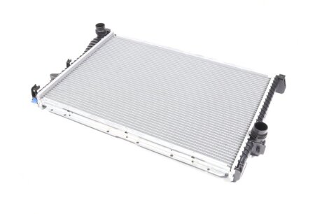 Радіатор охолодження BMW 5 E39 (95-)/ 7 E38 (94-) NISSENS 60648A