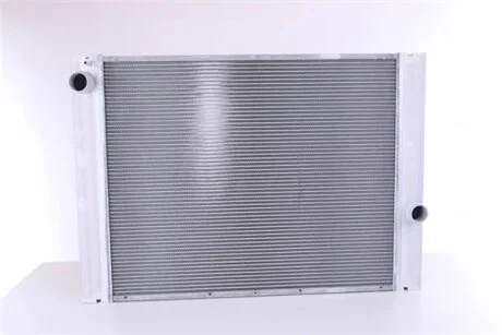 Радіатор охолоджування BMW 5-SERIES E60-E61 (03-) 545I/ M /AC+/-(09/03-) OE 1711.7.532.770, 7.532.770 -ua NISSENS 60764