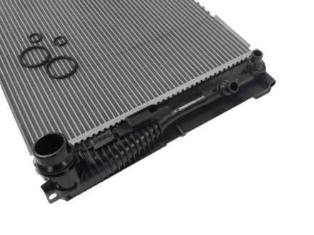 Радіатор охолоджування УЦІНКА. ЗЛАМАНЕ КРІПЛЕННЯ. BMW 5 GT F07 (09-) 528 I|BMW 5 F10-F11-F18 (10-) 528 I NISSENS 60836