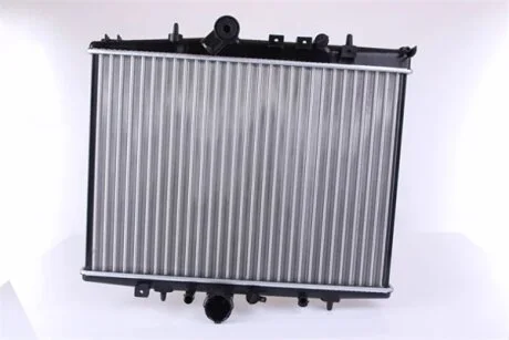 Радіатор охолоджування CITROEN C5 2,0 HDI AUT. 00- -ua NISSENS 61295A