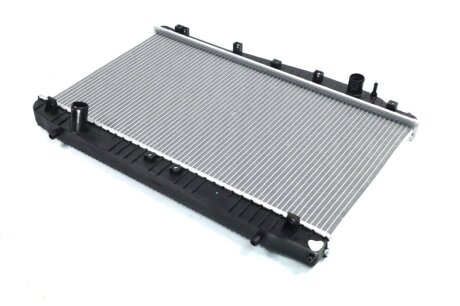 Радіатор охолодження CHEVROLET EVANDA (02-) 2.0 i 16V NISSENS 61638