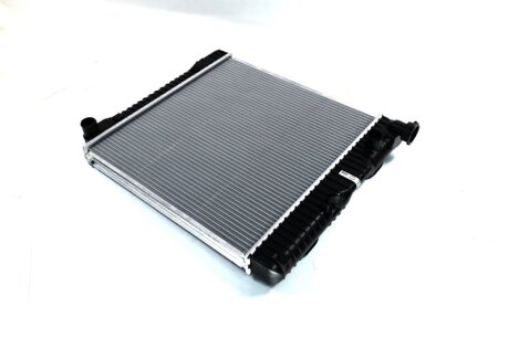 Радиатор охлаждения MERCEDES 207D-210D-410D NISSENS 62635