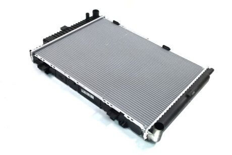 Радіатор охолодження MERCEDES E-CLASS W 210 (95-) NISSENS 62689A