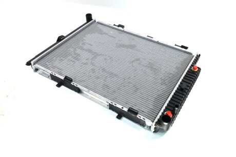 Радіатор охолодження MERCEDES E-CLASS W 210 (95-) NISSENS 62691A