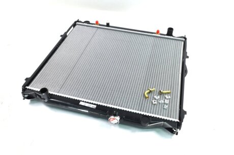 Радіатор охолодження TOYOTA 4 RUNNER (95-) 2.7 i NISSENS 647551