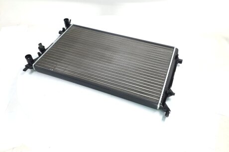 Радіатор охолодження VOLKSWAGEN JETTA IV (10-) NISSENS 65296