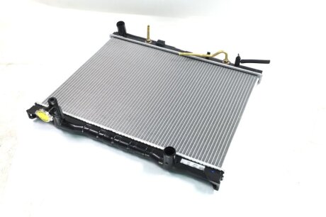 Радиатор охлаждения KIA Sorento (JC) NISSENS 66682