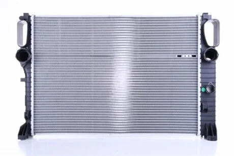 Радіатор охолоджування MERCEDES W211 E350 AUT 02-09 -ua NISSENS 67105