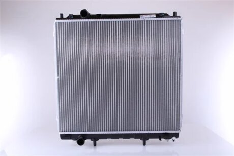 Радіатор охолоджування HYUNDAI TERRACAN 2.9 D A/T 01- NISSENS 67482