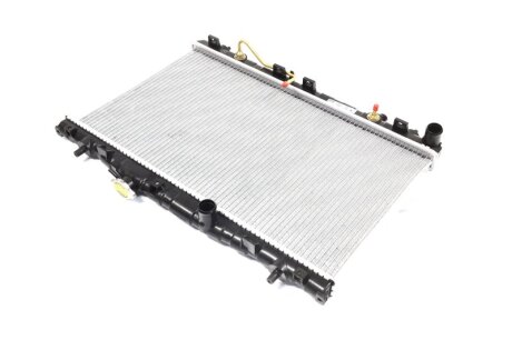 Радіатор охолоджування HYUNDAI ELANTRA 1.6-2.0 A/T 00 -ua NISSENS 67493