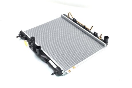 Радіатор охолодження HYUNDAI GETZ (TB) (02-) 1.4 АТ NISSENS 67496