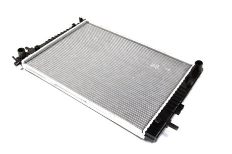 Радіатор охолодження двигуна NISSENS 67618