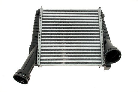 Радіатор інтеркулера Audi Q7/VW Touareg 3.0/4.1 03- (R) (opt-om) NRF 30198
