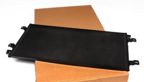 Радіатор кондиціонера Renault Master 1.9-3.0DCii 01- UA63 NRF 35485