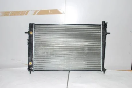 Радіатор двигуна (мкпп) HYUNDAI TUCSON KIA SPORTAGE II 2.0/2.0D/2.7 08.04-12.10 THERMOTEC D70307TT