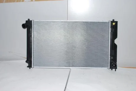 Радіатор двигуна (мкпп) TOYOTA AVENSIS, COROLLA, COROLLA VERSO 1.4D/2.0D 09.00-03.09 THERMOTEC D72004TT