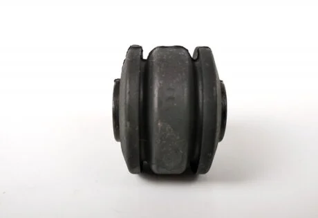 Втулка стойки стабилизатора Toyota Land Cruiser 98- Lexus LX450d LX470 LX570 (пр-во Toyota) TOYOTA 4884960010