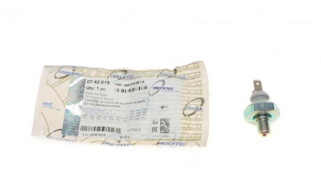 Датчик тиску оливи VW T4 1.9D/2.5TDi -03 (0.9 bar) (білий) AUTOMOTIVE (opt-om) TRUCKTEC 07.42.019