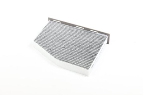 Фільтр салону VW GOLF V 03-, PASSAT 05-, SKODA OCTAVIA 04- вугільний UFI 54.124.00
