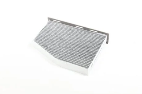 Фільтр салону VW GOLF V 03-, PASSAT 05-, SKODA OCTAVIA 04- вугільний (вир-во) UFI 54.124.00