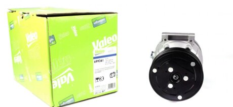 Компресор кондиціонера Renault Master II/Trafic II 1,9/2,0/2.5dCi 00- (opt-om) Valeo 699361