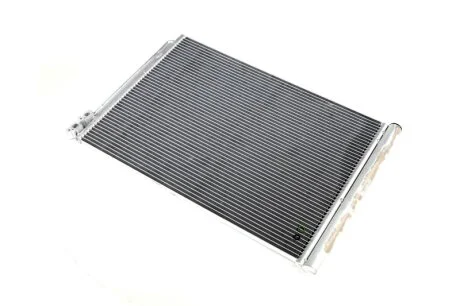 Конденсатор кондиціонера BMW 5 F10-F11-F18 (10-) (вир-во VALEO) Valeo 814410