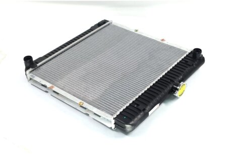 Радіатор охолодження двигуна MB W123/W126 MT 76-84 Van Wezel 30002042